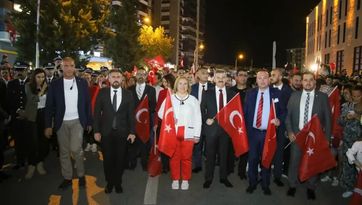 Uşak’ta Zafer Bayramı kutlamaları fener alayı ile yapıldı