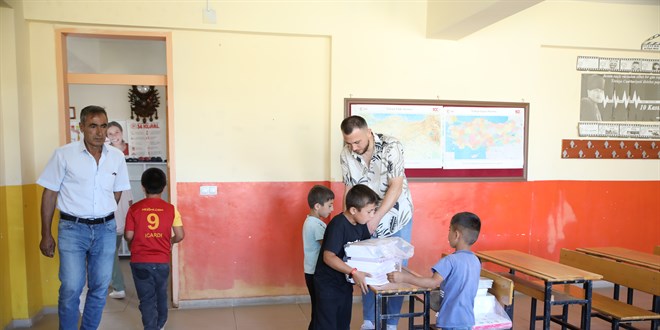 Öğretmen ve veliler el ele vererek sınıfları boyadı, temizlik yaptı